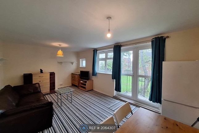 Flat to rent in King's Avenue, London