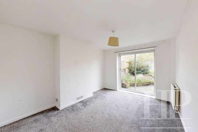 4 Tennyson Close, Crawley photo 4
