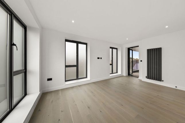 Flat for sale in Clinton Road, Forest Gate