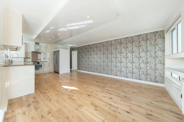 Flat for sale in Warwick Drive, Putney, London