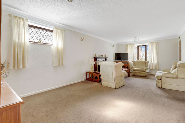 14 Roehampton Drive, Nottingham photo 2