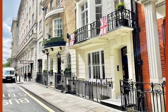 Office to let in Stratton Street, London