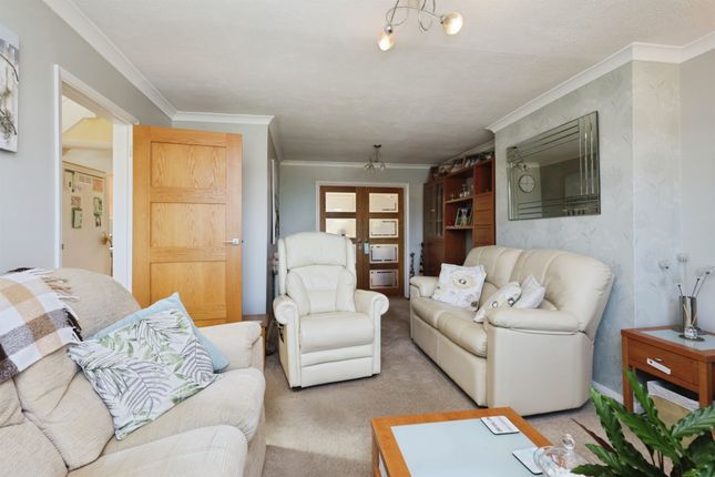 32, Harebeating Crescent, Hailsham photo 4