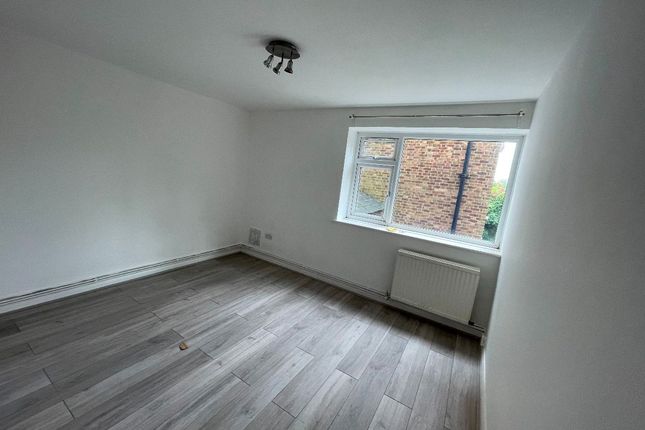 Flat 6 Lupus Court, 351 Grange Road, London photo 2