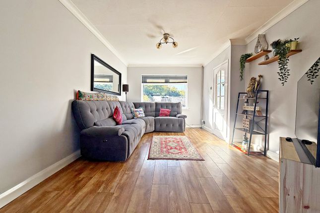 14, Maes Yr Afon, Pontyclun photo 3