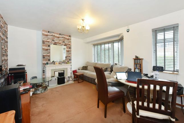 Flat for sale in Cavendish Avenue, London