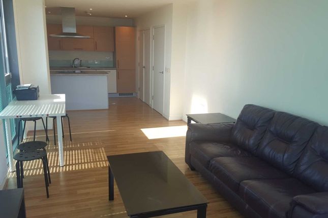 Flat to rent in High Street, Stratford