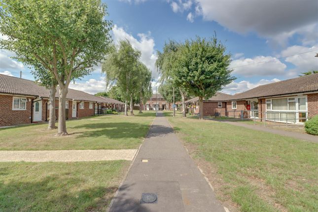 29, Pine Close, Wickford photo 2