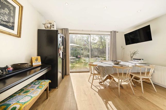 62, Tenterden Drive, London photo 4