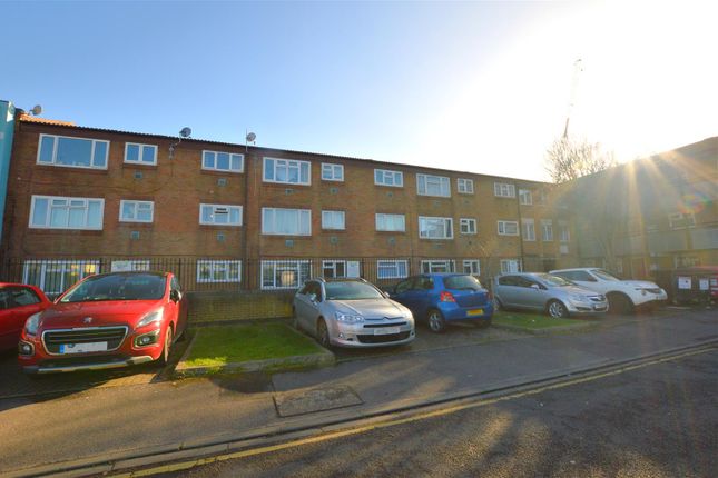 Flat to rent in Stratfield Road, Slough