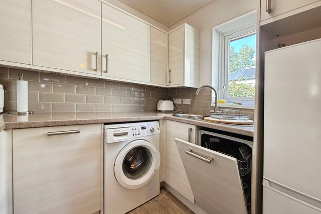 Flat 33, Oak Lodge,, New Road, Berkshire photo 3