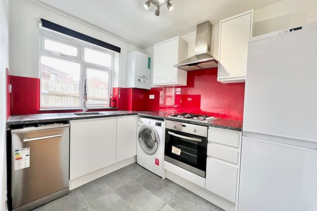 Flat to rent in Durnsford Road, London