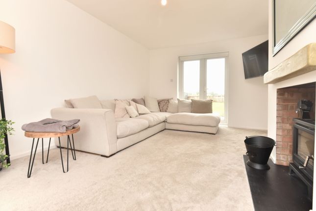 3 Pond Close, Huntingdon photo 2