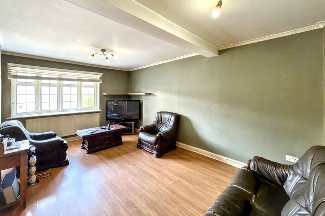 211, Ladygate Lane, Ruislip photo 2