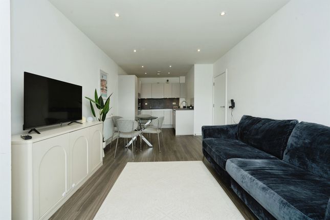13, Warneford House, Prestwick Road, Watford photo 4