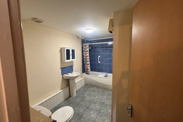 Flat, 123 Hanover Street, Swansea photo 5