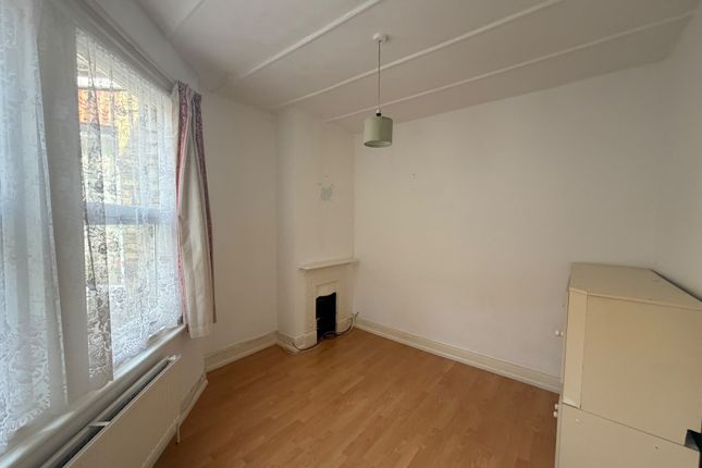 17B Green Lanes, London photo 5