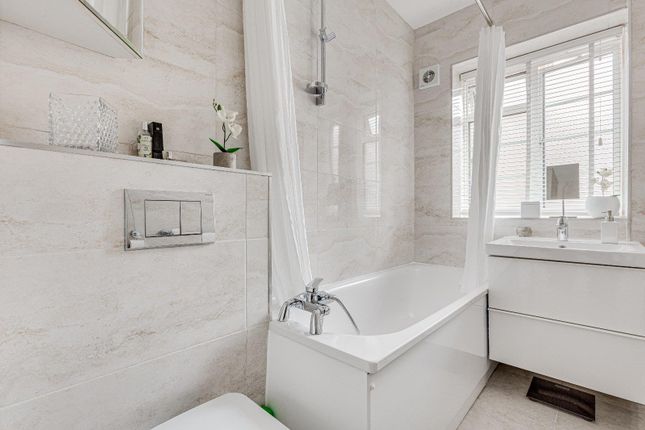 Flat 57, West Kensington Court, Edith Villas, London photo 4
