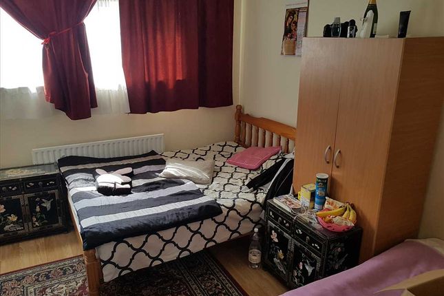 84, James Court, Colindale photo 2