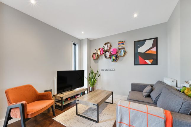 Flat 1306 Avalon Point 1, Silvocea Way, London photo 4