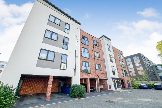 Thumbnail Flat for sale in Elvian Close, Reading