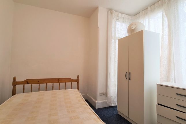Flat for sale in Endsleigh Gardens, Ilford, East London