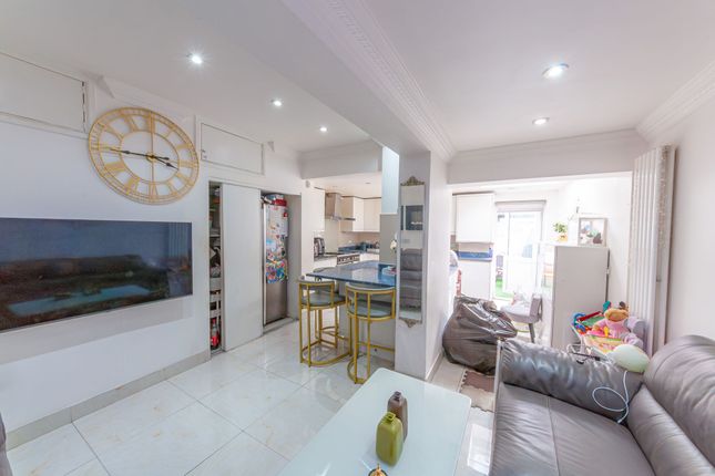 16 Cheshunt Road, London photo 5