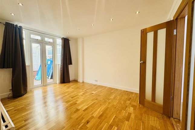 777, Brentmead Gardens, London photo 3