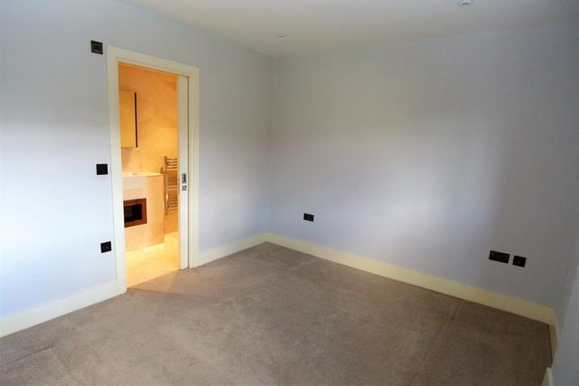 Flat to rent in Lavender Park Road, West Byfleet