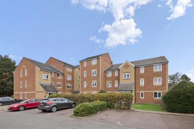 104, Burket Close, Southall photo 3