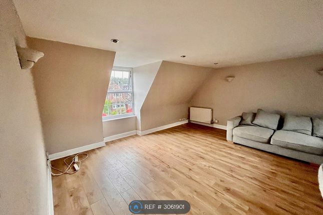 Flat E, Avondale Avenue, Esher photo 3