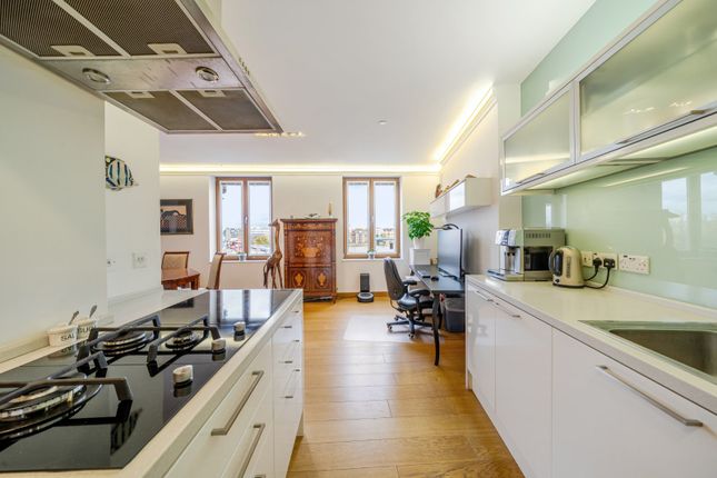Flat 2, 4-6, Putney High Street, London photo 2