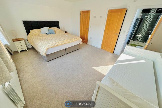 Master With Walk In Wardrobe And En-Suite