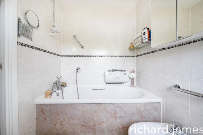 5, Palomino Place, Swindon photo 4