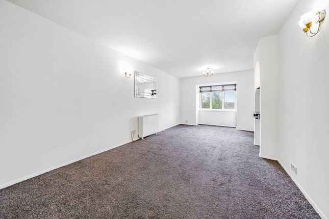 Flat to rent in St Benedicts Close, Tooting, London
