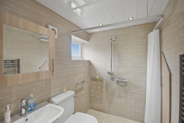 14, Oak Crescent, Chesterfield photo 4