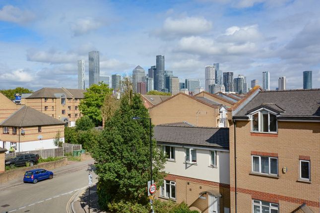 Flat 10 4 Aurora Point, Plough Way, London photo 3