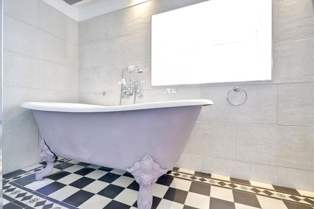 Bathroom1_2.Jpg