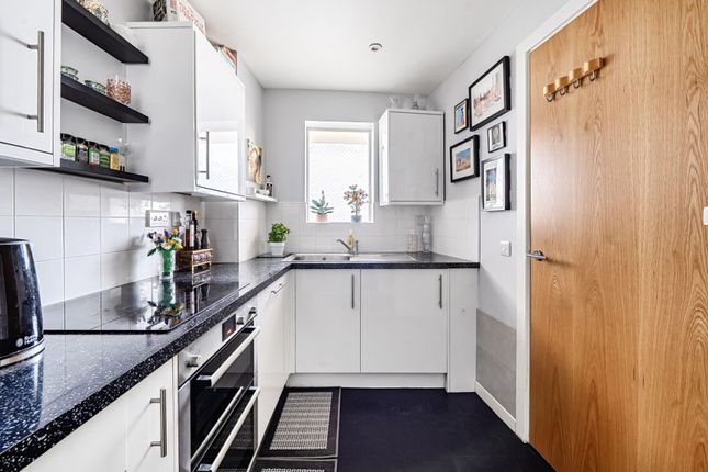 60 Westway, East Acton photo 3