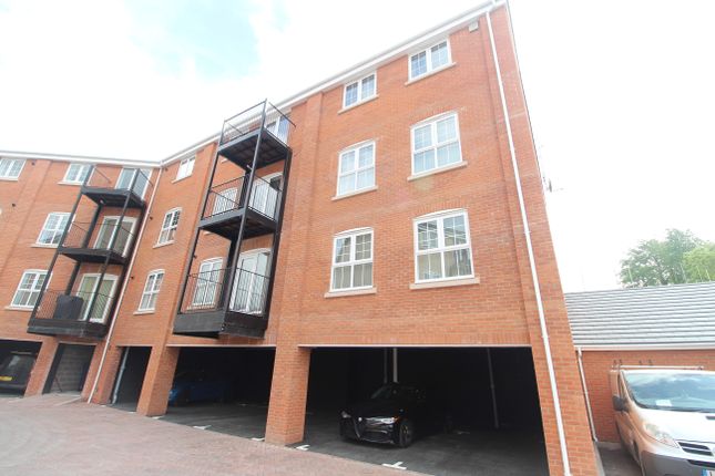 2 bed flat to rent in Houghton Way, Bury St. Edmunds IP33