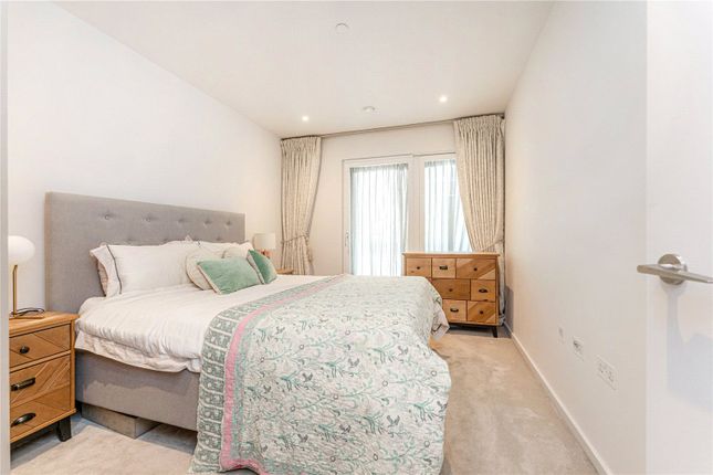 Flat for sale in York Way, London