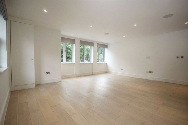 Flat 26, Walpole Court,, Ealing Green, London photo 4