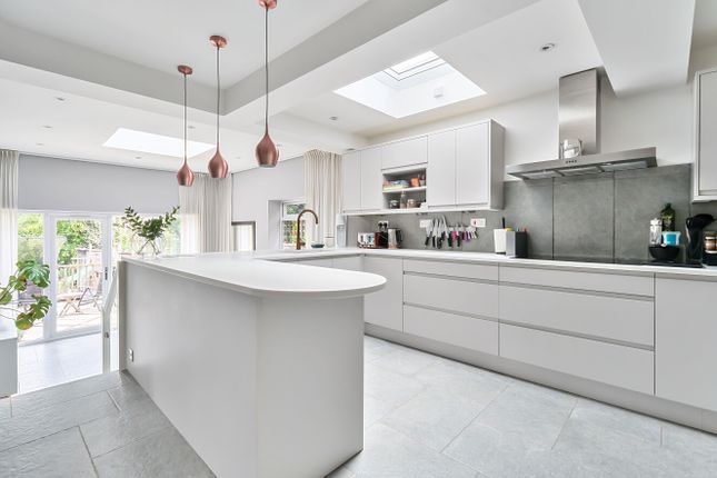 127, Peperharow Road, Surrey photo 2