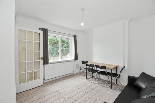 71 Moreland Avenue, Colnbrook photo 3
