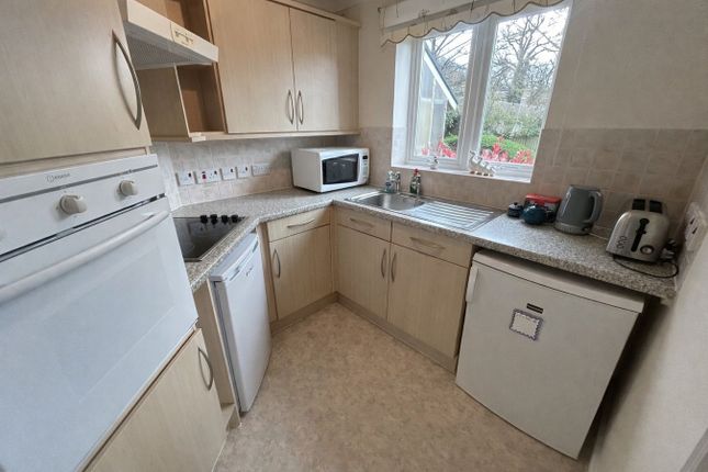 33 Gwenllian Morgan Court, Heol Gouesnou, Brecon photo 2