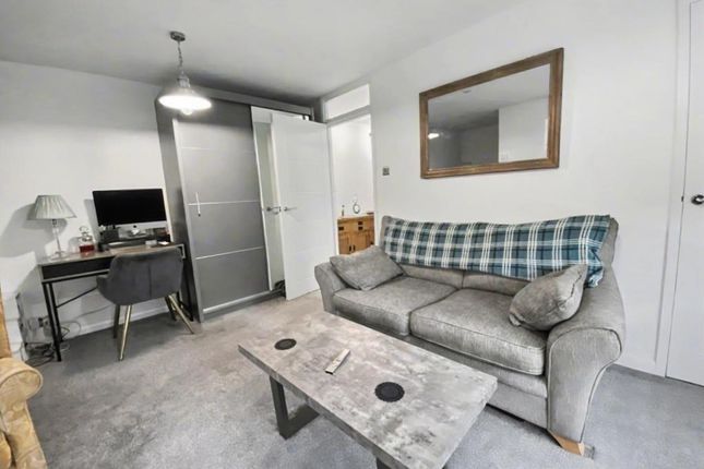 Flat 5 Pelham Court, 11 Pelham Way, Great Bookham photo 3