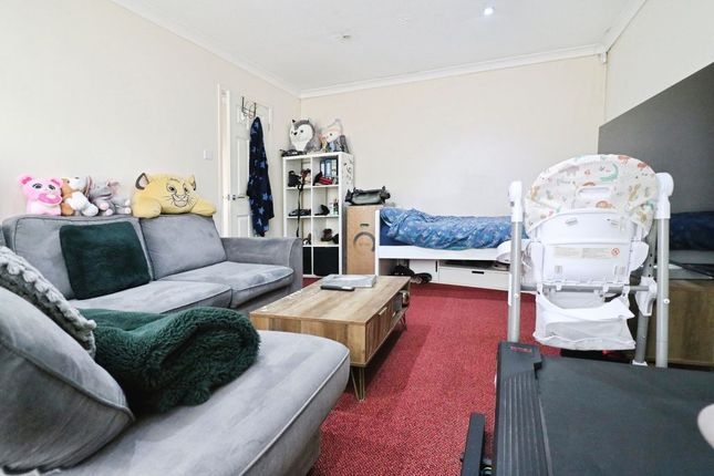 14, Rochfords Gardens, Slough photo 4