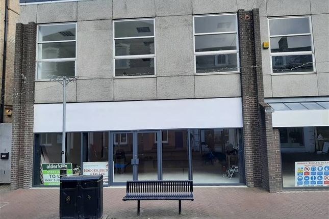 Retail premises to let in Newquay