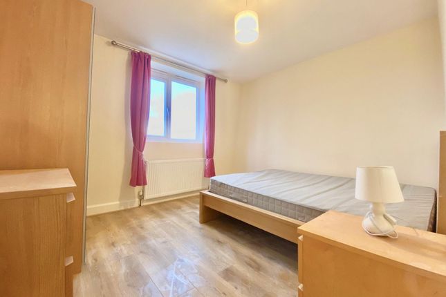 Flat to rent in High Street Colliers Wood, Colliers Wood, London