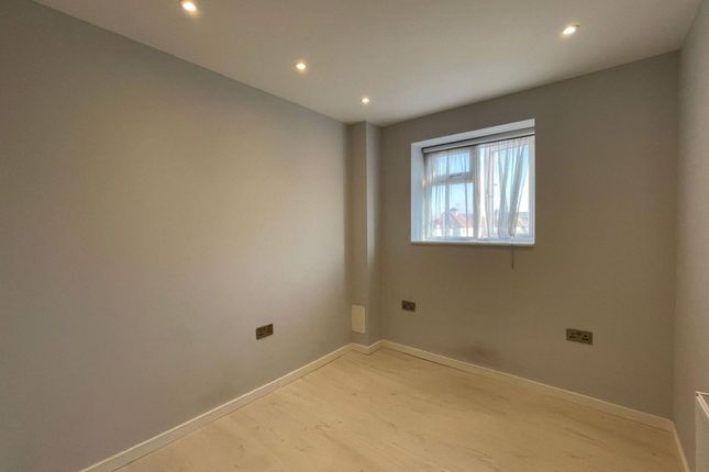 Flat 25, Southbourne Court The Hyde, London photo 4